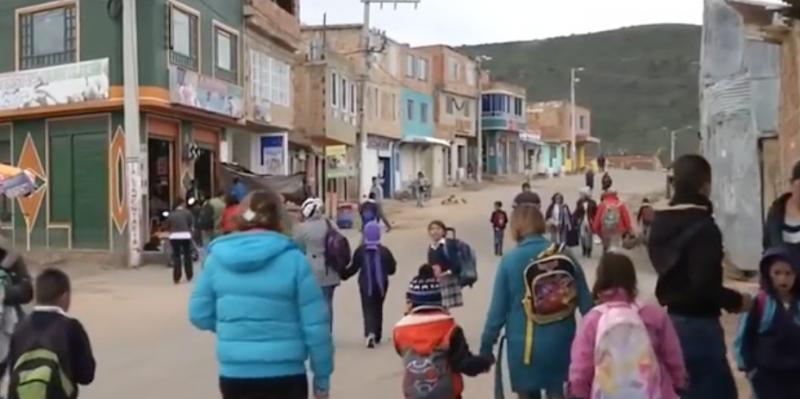 Pri 11 letih ga je mati zapustila skupaj s svojimi tremi mlajšimi bratci, ki jih sedaj vzgaja kar sam... - Megasvet